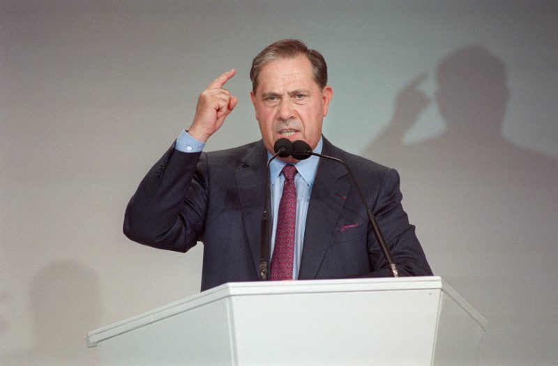 Le ministre de l'intérieur, Charles Pasqua,  prononce un discours lors du meeting de soutien au candidat à l'élection présidentielle Jacques Chirac, le 18 Avril 1988, au Gymnase Japy, à Paris.